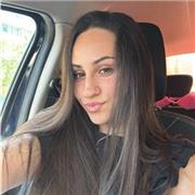 Estudiante de enfermería imparte clases de matemáticas a niños